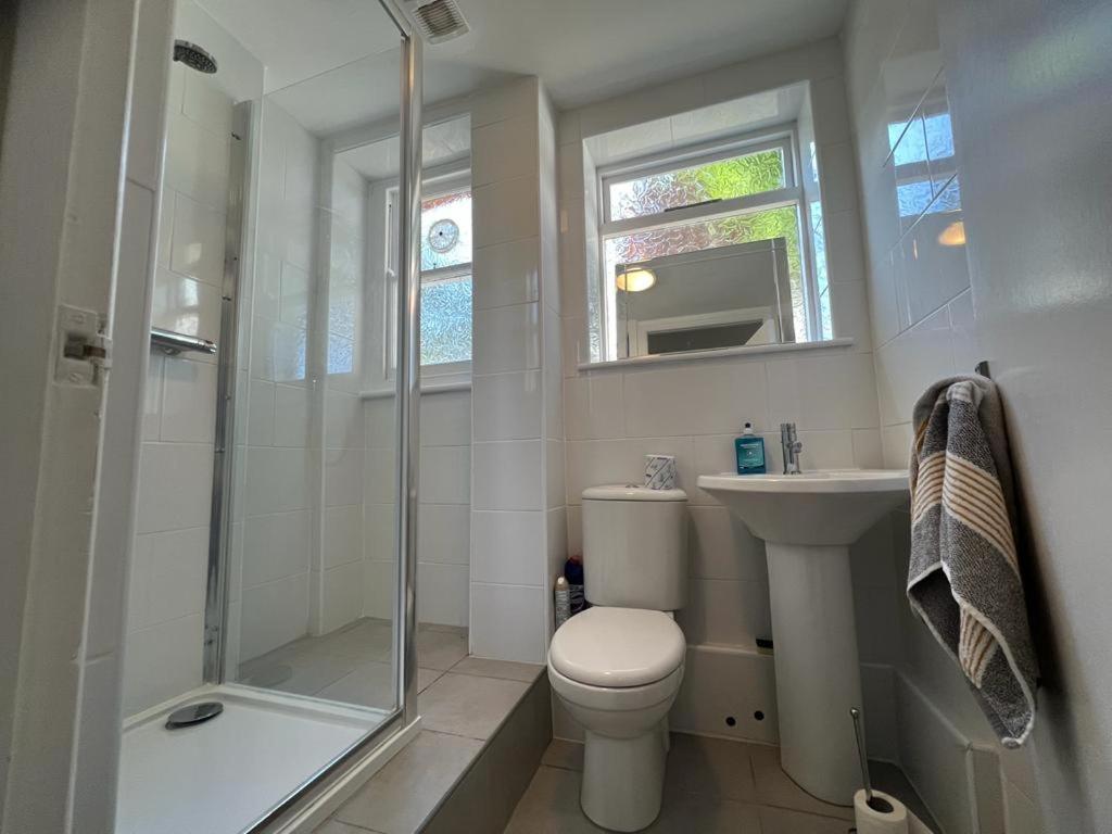 Complete One Bedroom Flat In Chiswick London, Fully Furnished Bagian luar foto